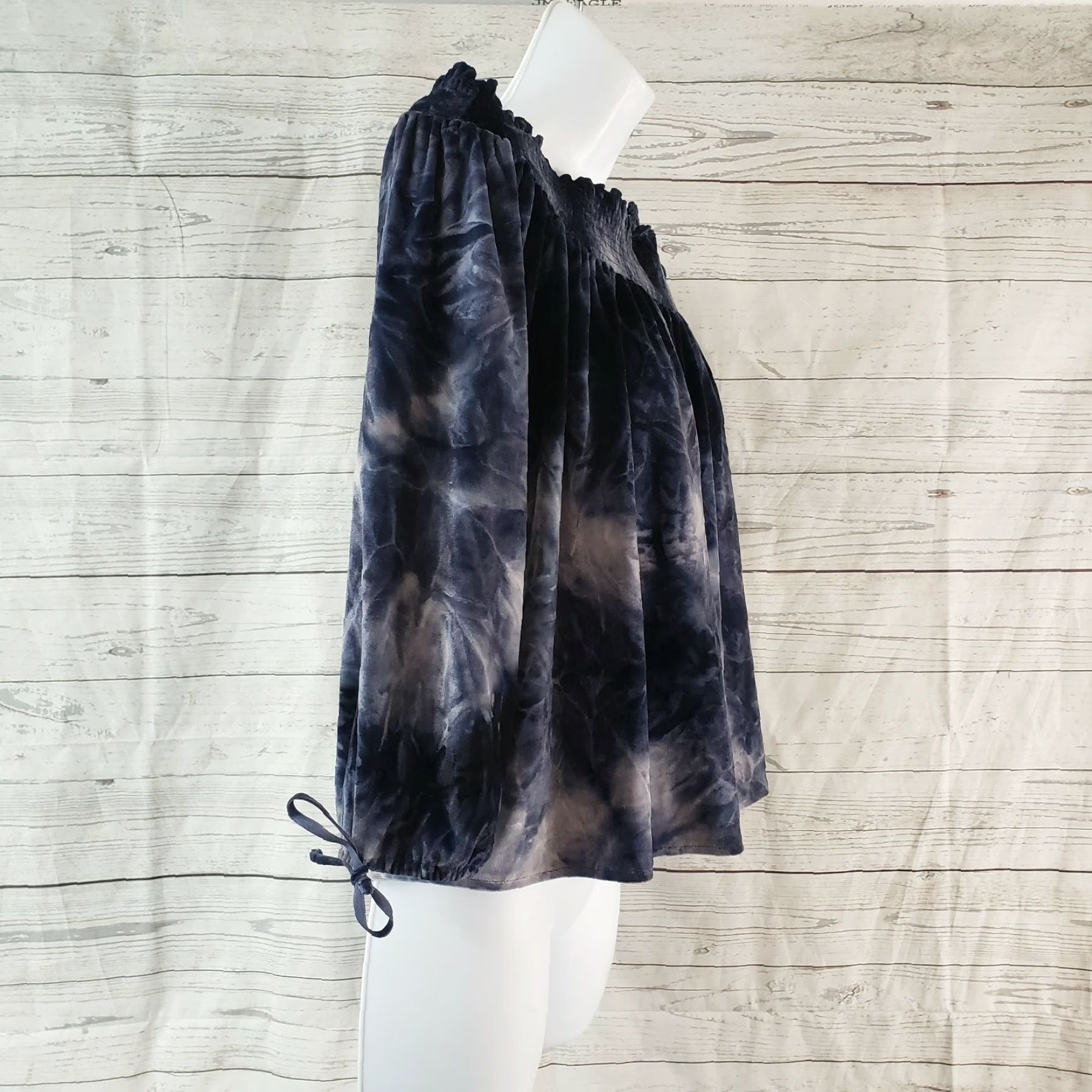 American Eagle Outfitters American Eagle Top Womens Sz Medium Off The Shoulder Blue Tie Dye Velvet Size M / US 6-8 / IT 42-44 - 2 Thumbnail