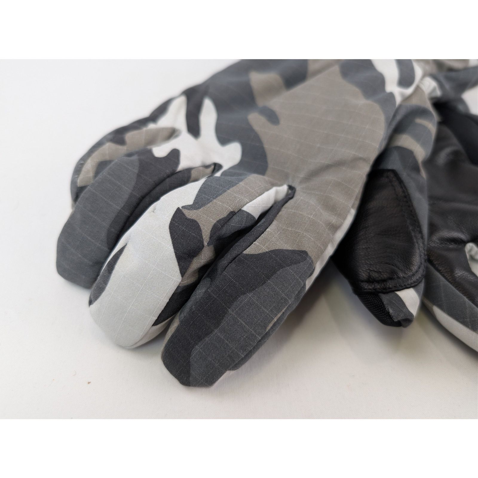 Balenciaga o1rshd1 Size: M / Ski Gloves in Camo / Grey / White Size ONE SIZE - 10 Thumbnail