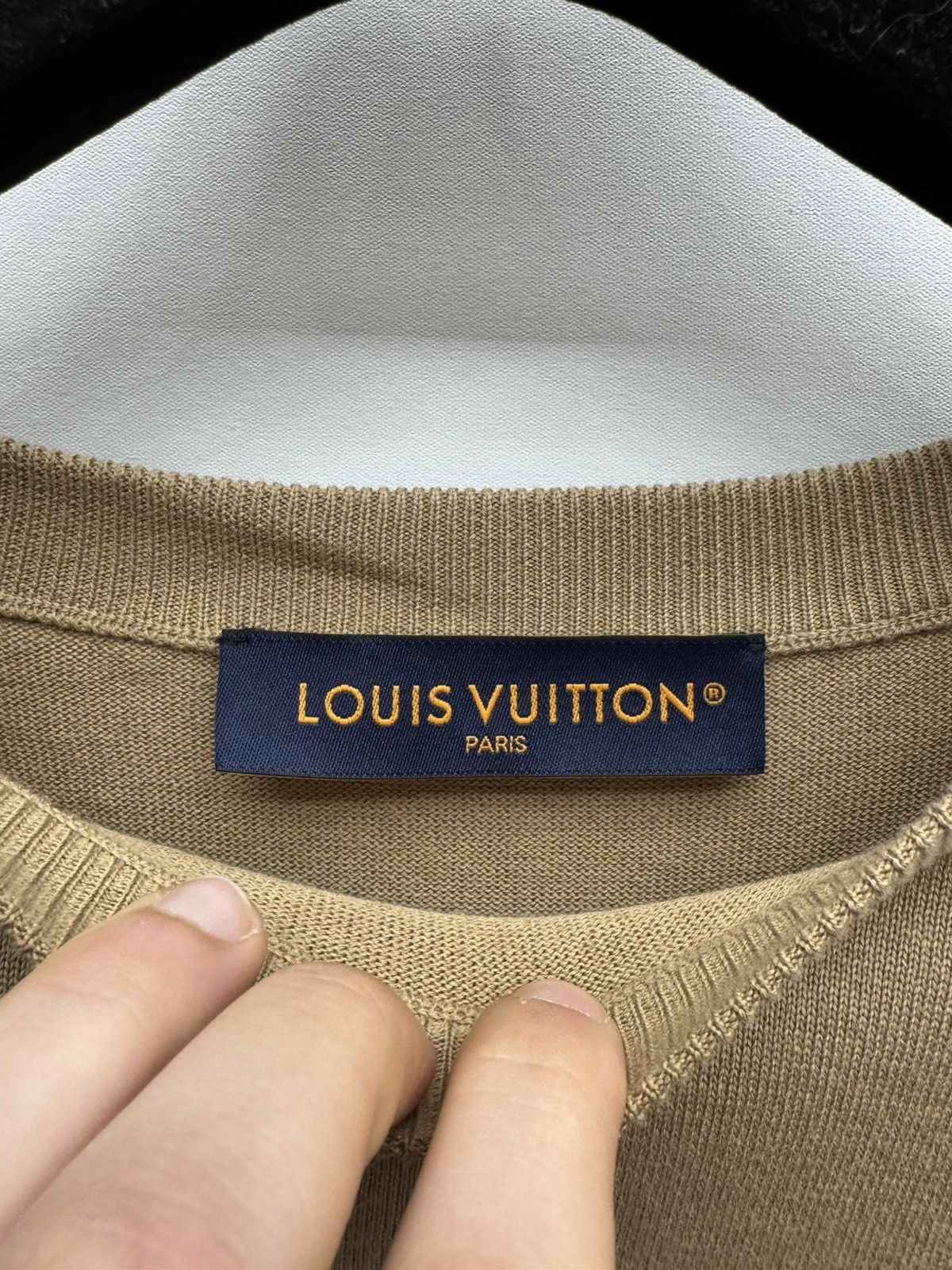 Louis Vuitton Louis Vuitton 24ss brown sleeve embossed logo tee Size US M / EU 48-50 / 2 - 5 Thumbnail
