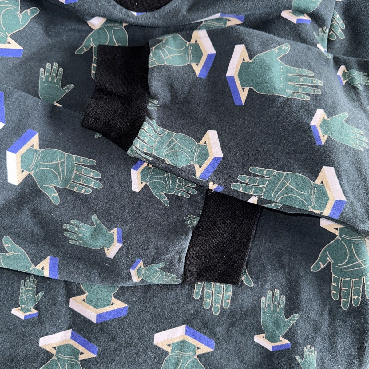 Opening Ceremony Opening Ceremony Scattered Hands Crewneck Sweatshirt 00s y2k Size US S / EU 44-46 / 1 - 5 Thumbnail