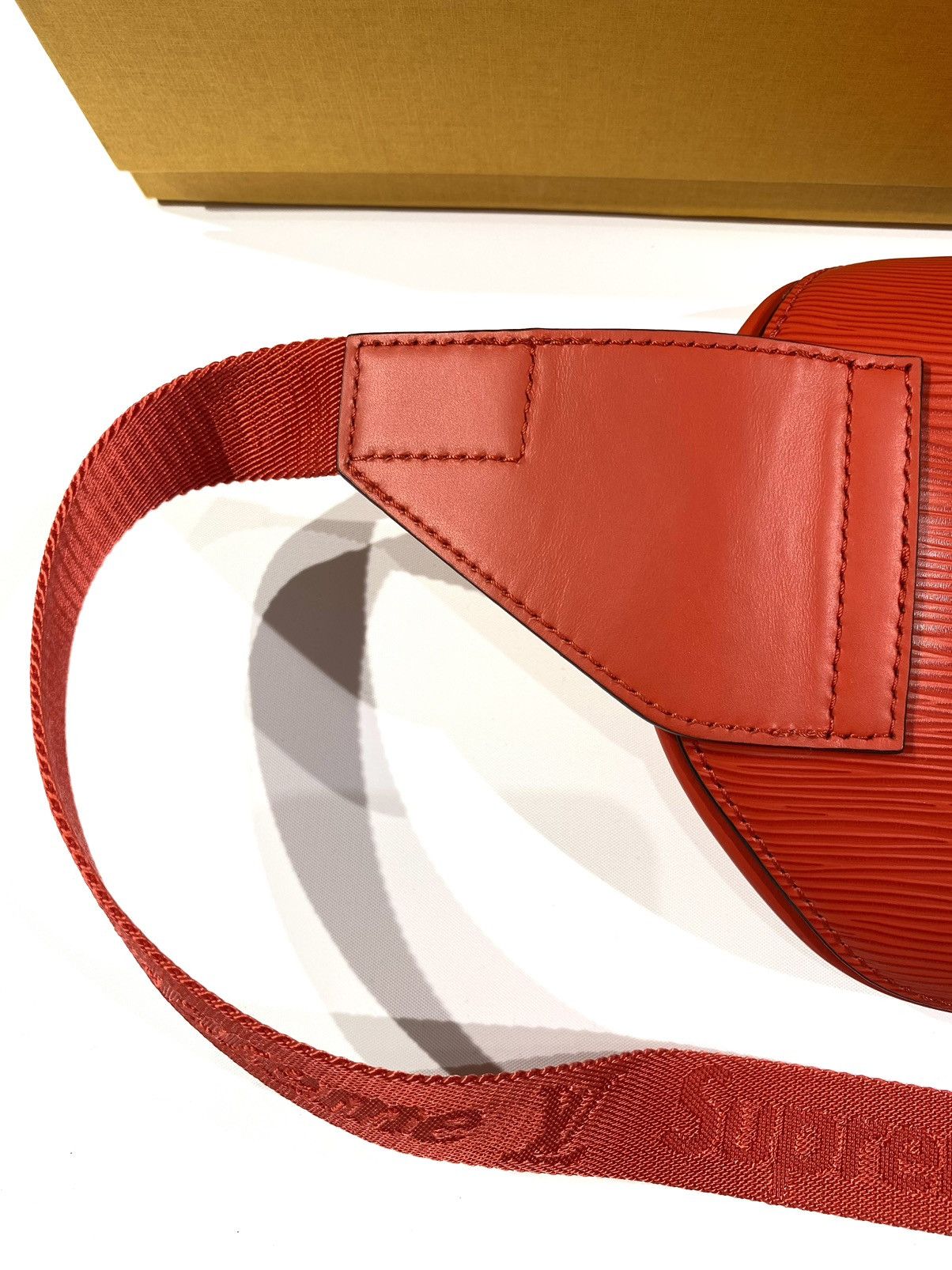 Louis Vuitton × Supreme Louis Vuitton X Supreme Bumbag Red EPI Leather Size ONE SIZE - 11 Thumbnail