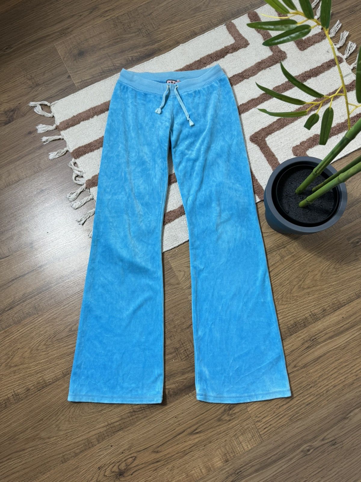 Juicy Couture VINTAGE JUICY COUTURE BUTTERFLY VELOUR PANTS Size 28" / US 6 / IT 42 - 3 Thumbnail
