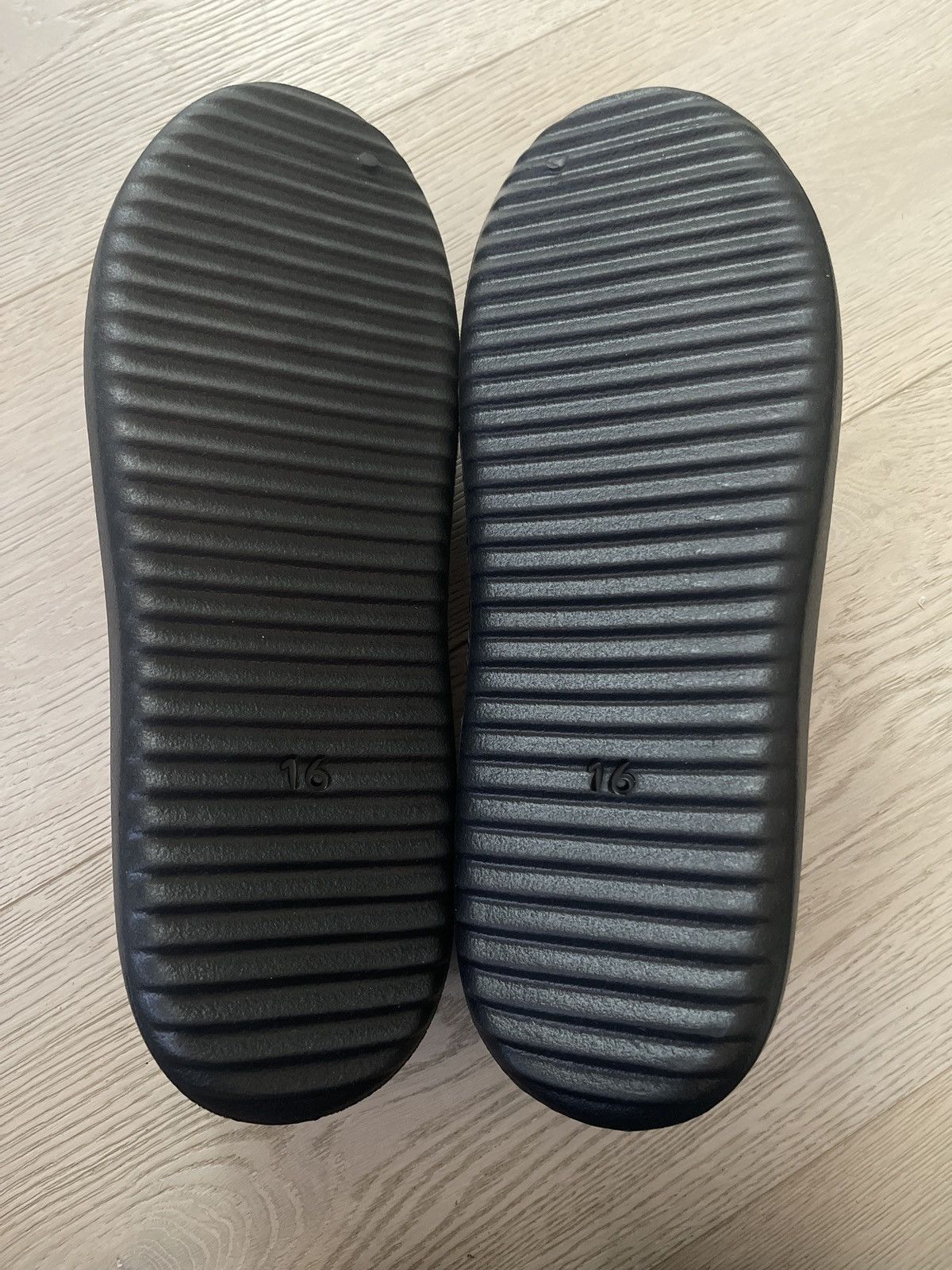Yeezy SIZE 16 RARE SIZE YEEZY SL01 Size US 15 / EU 48 - 6 Thumbnail