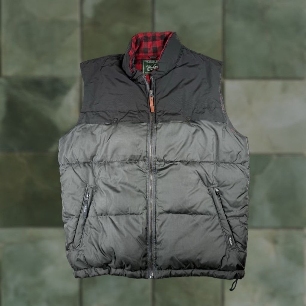 Vintage Woolrich Vest Puffer Mens Large Black Down Insulated Nylon Zip Hiking Outdoors Sleeveless Classic Outdoor Hunting Pockets Fall Winter Spring Mens Size US L / EU 52-54 / 3 - 1 Thumbnail