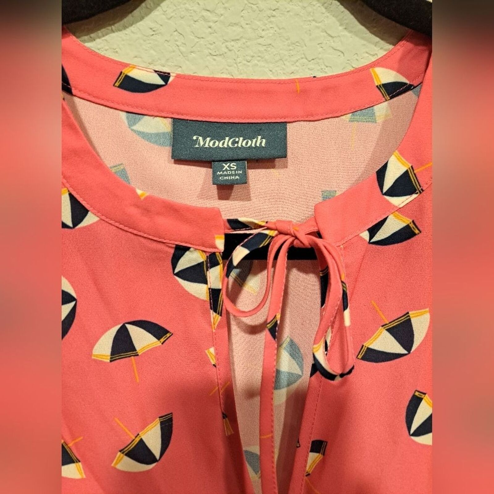 Other Modcloth sleeveless blouse top, pink with umbrellas, size xs Size XS / US 0-2 / IT 36-38 - 2 Thumbnail