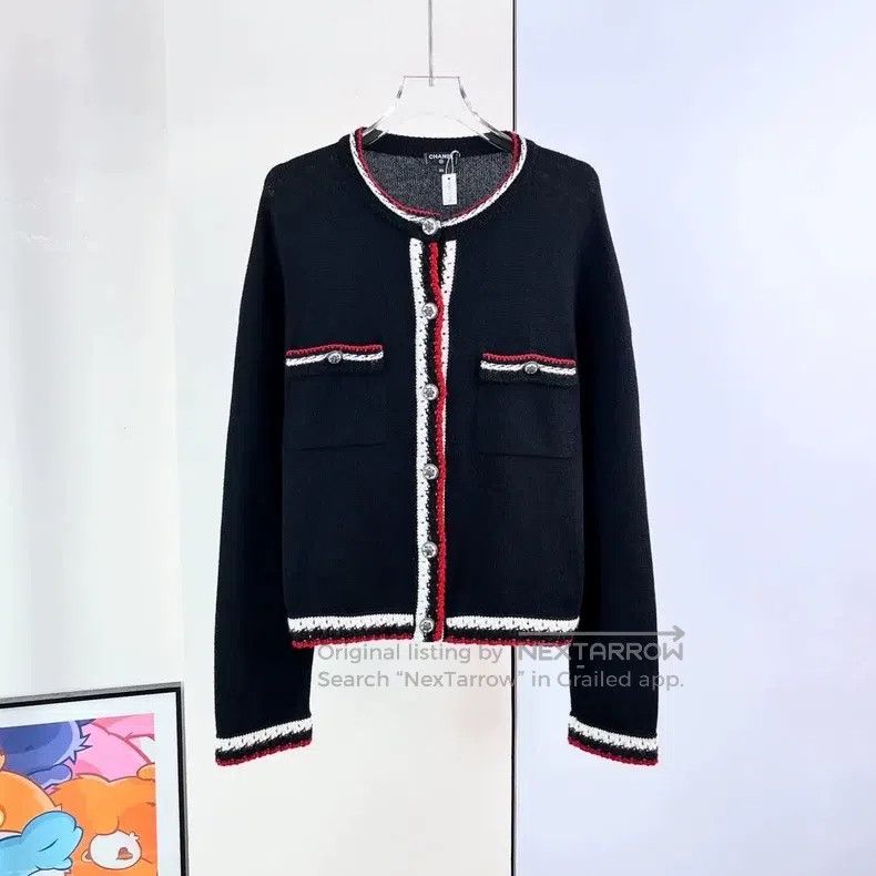 Chanel Chanel 19B Snowflake Buckle Black Cashmere Cardigan coat Size XXS / US 00 / IT 34 - 1 Thumbnail