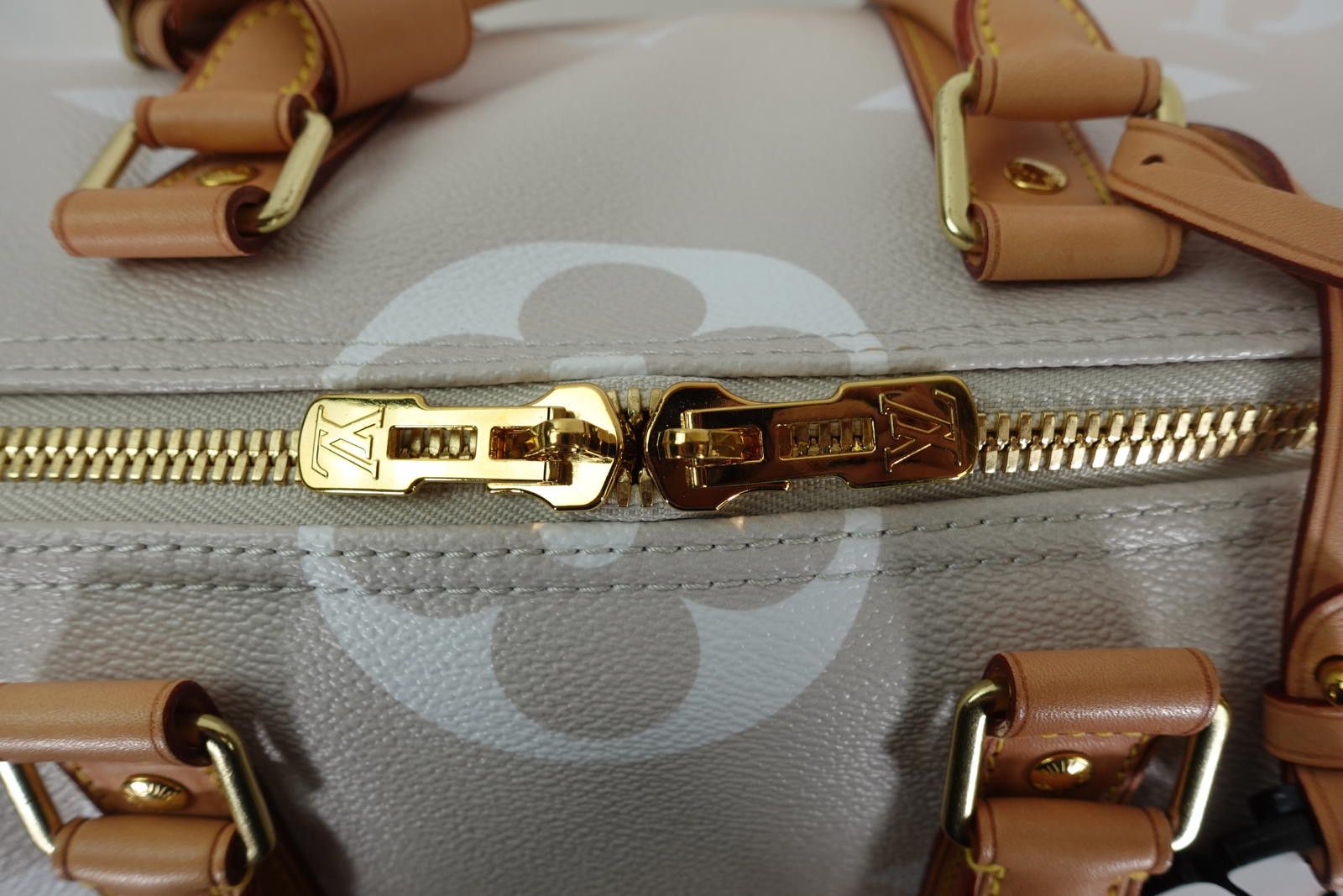 Louis Vuitton LOUIS VUITTON GIANT MONOGRAM KEEPALL 45 - BRUME Size ONE SIZE - 5 Thumbnail