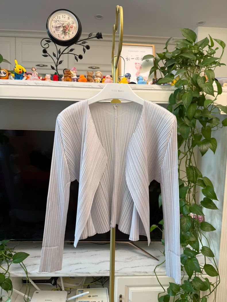 Other Issey Miyake size:4 A light grey pleated cardigan Size XS / US 0-2 / IT 36-38 - 2 Thumbnail