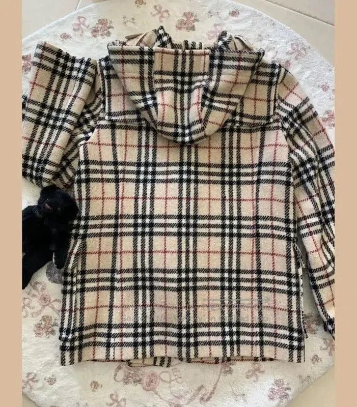 Burberry Burberry Beige Wool Women's Coat. Size M / US 6-8 / IT 42-44 - 2 Thumbnail
