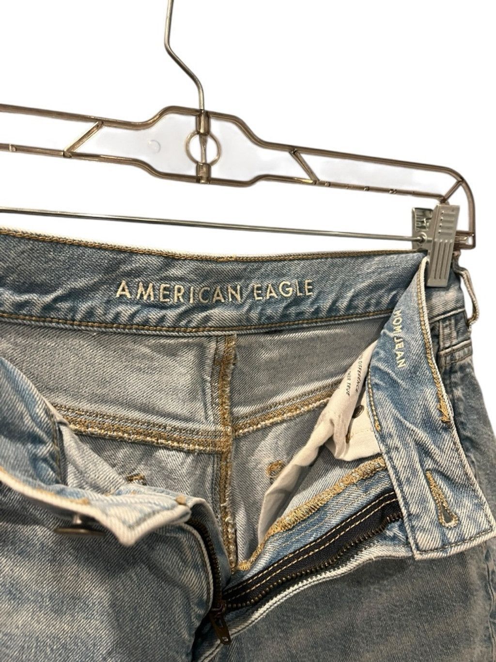 American Eagle Outfitters American Eagle Mom Jean Denim Shorts Size 4 Light Wash Blue Size 27" / US 4 / IT 40 - 4 Thumbnail