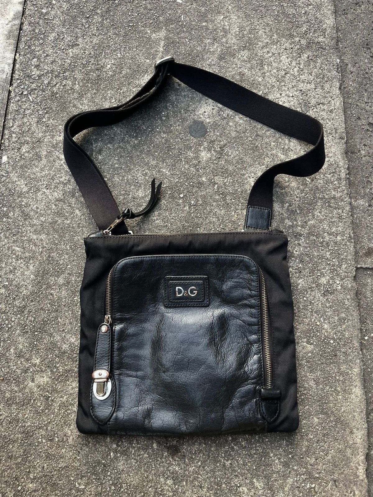 Dolce & Gabbana 2000s Dolce & Gabbana Alan Zip Leather Shoulder Bag Size ONE SIZE - 1 Thumbnail