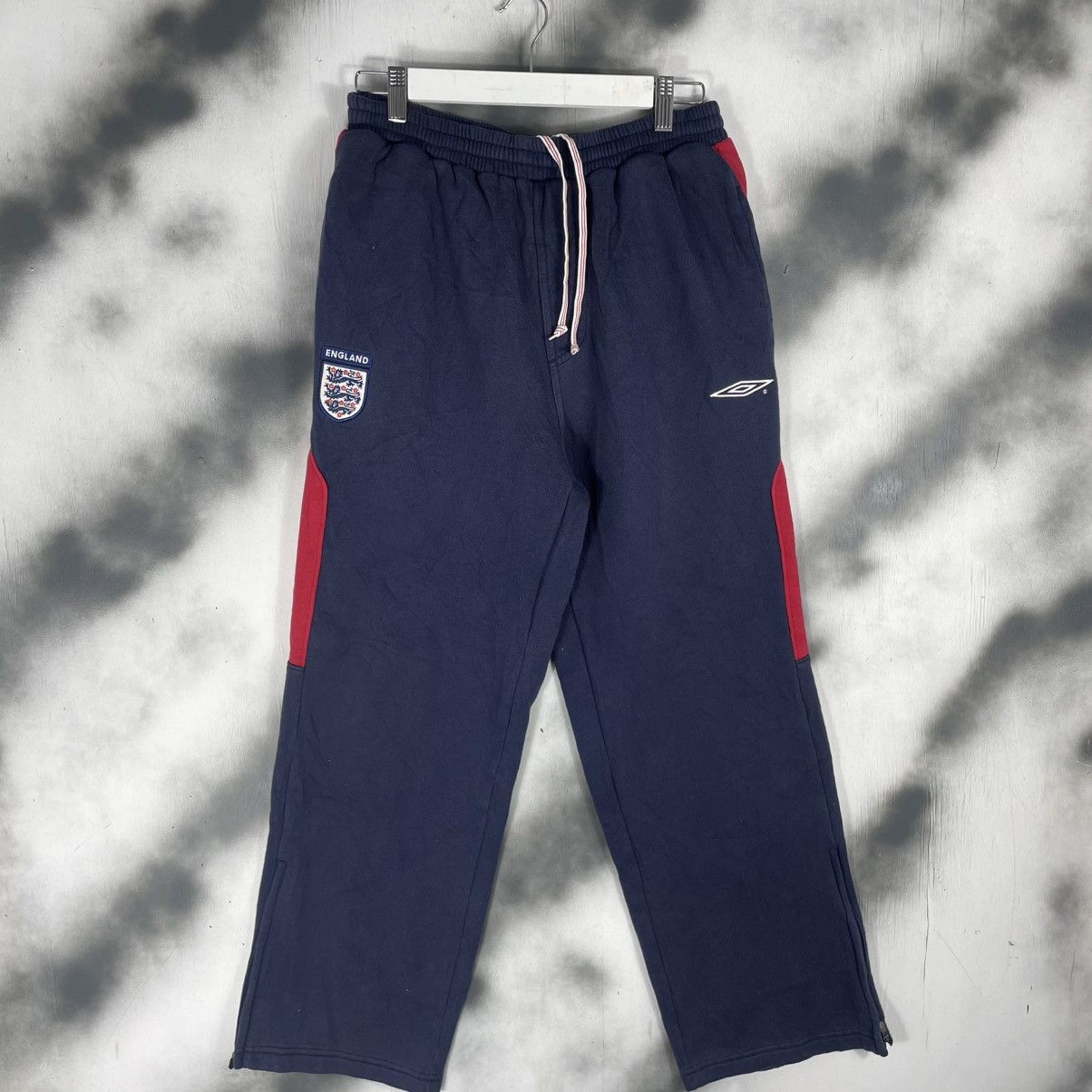 Umbro × Vintage VINTAGE UMBRO ENGLAND THREE LIONS SWEATPANTS Size US 30 / EU 46 - 1 Thumbnail