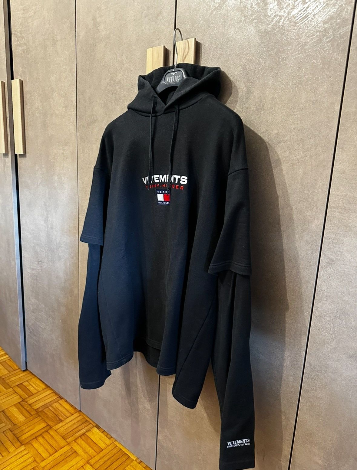 Tommy Hilfiger × Vetements Vetements x Tommy Hilfiger Double Sleeve Hoodie Black Size S Size US S / EU 44-46 / 1 - 4 Thumbnail