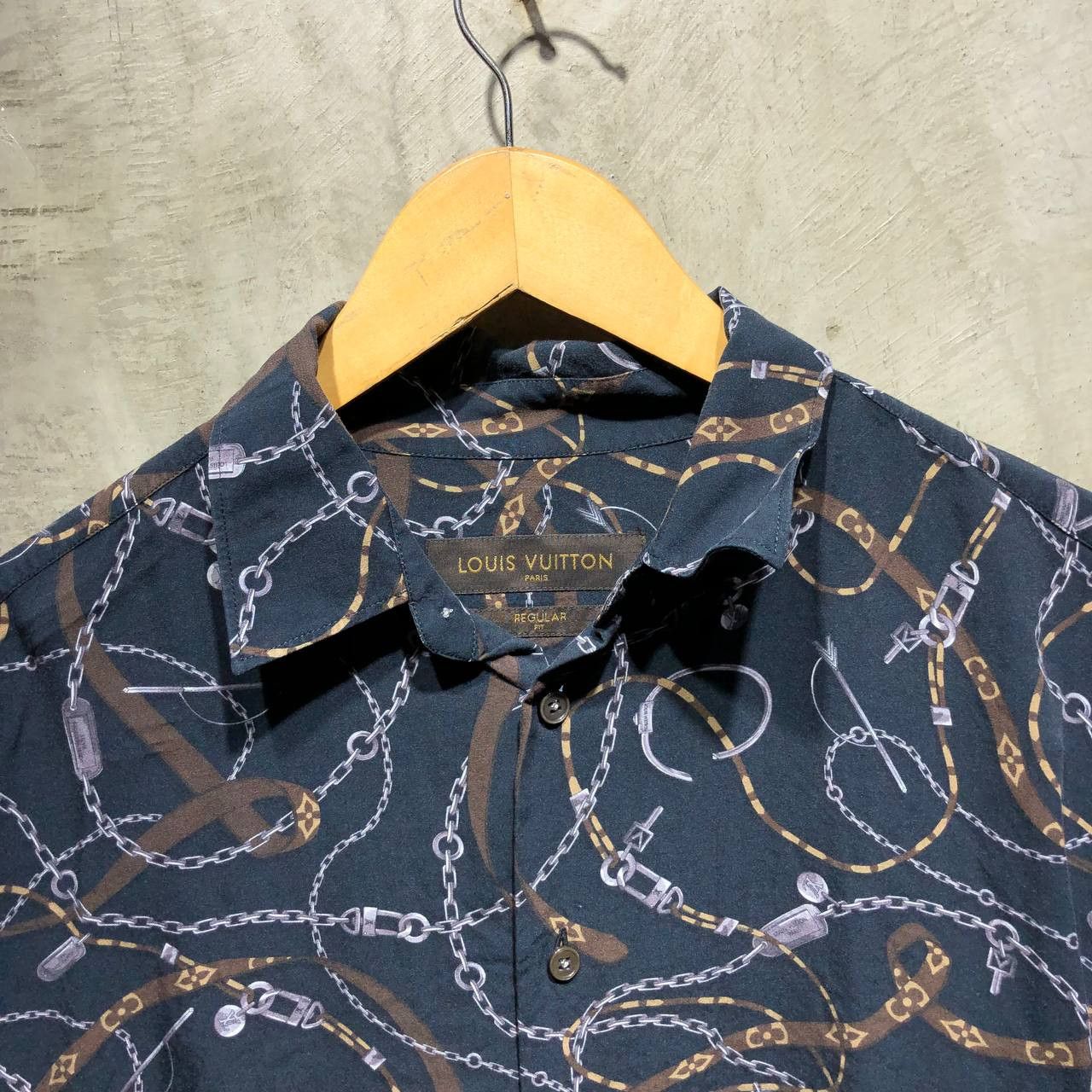 Louis Vuitton Louis Vuitton Chain Silk Button Down L/S Size US L / EU 52-54 / 3 - 2 Thumbnail