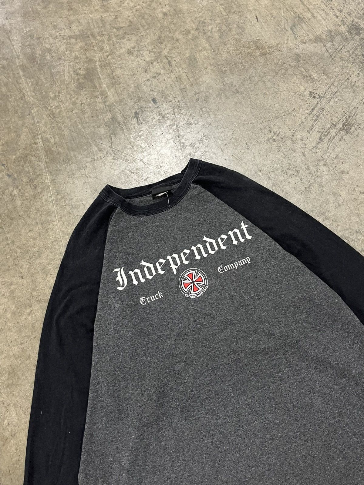 Independent Truck Co. × Vintage Independent truck co vintage longsleeve two tone tee rare Size US L / EU 52-54 / 3 - 3 Thumbnail