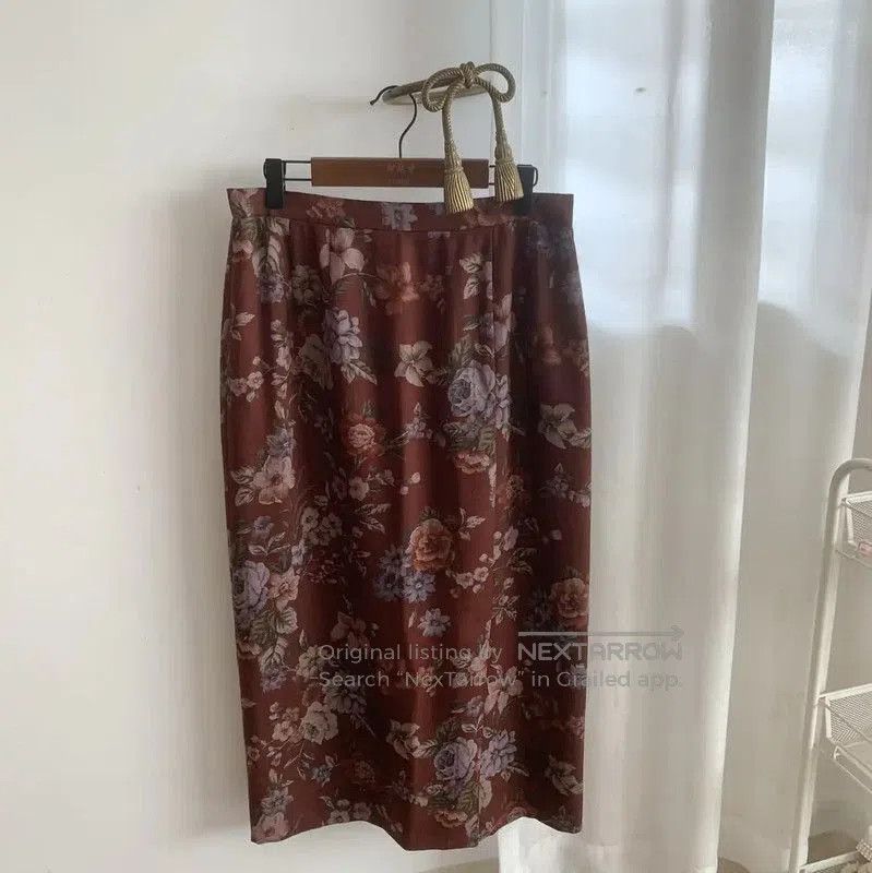 Burberry Burberry Floral Print Wool Midi Skirt. Size 27" / US 4 / IT 40 - 6 Thumbnail