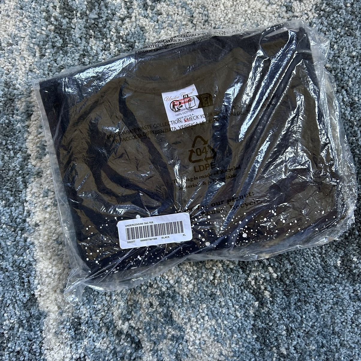 Jun Takahashi × Supreme × Undercover SPRiNG SUMMER 2023 TAG TEE BLACK WHiTE Size US XL / EU 56 / 4 - 11 Thumbnail