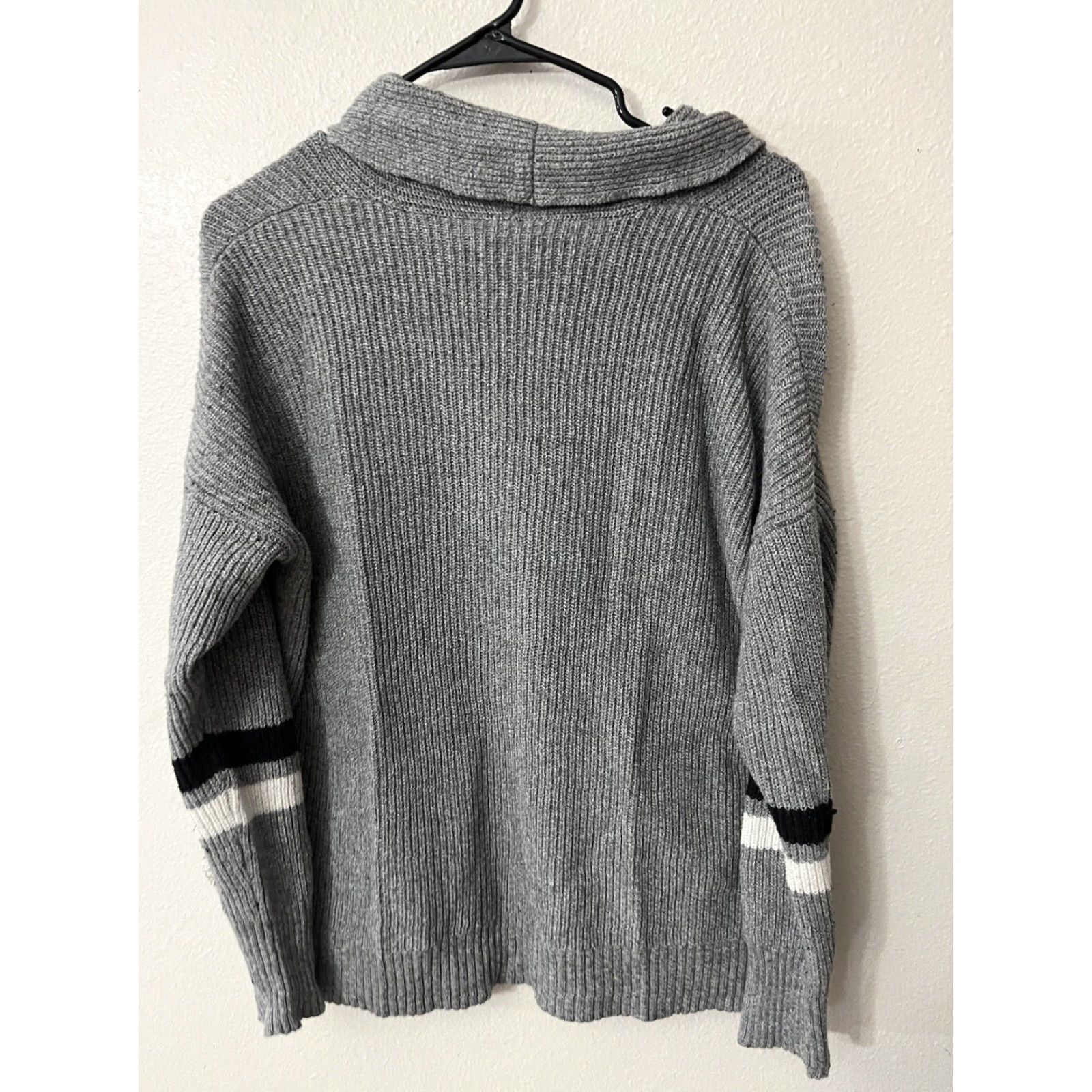 American Eagle Outfitters AMERICAN EAGLE Women's Cardigan Sweater Large Gray V-Neck Button Solid Acrylic Size L / US 10 / IT 46 - 2 Thumbnail