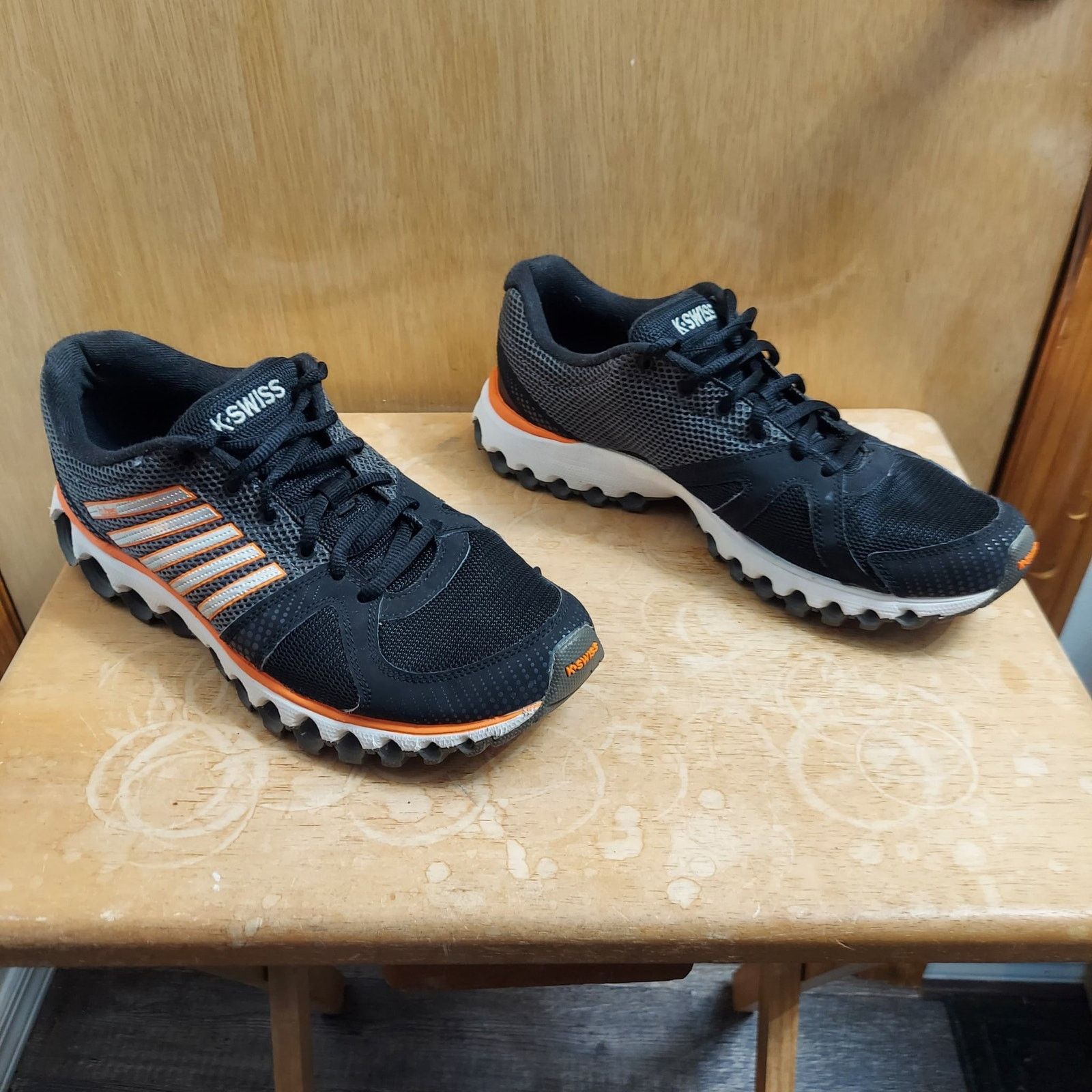 K-Swiss K-Swiss Men's US 11.5 Black Orange Cross Training Shoes EUC Size US 11.5 / EU 44-45 - 2 Thumbnail