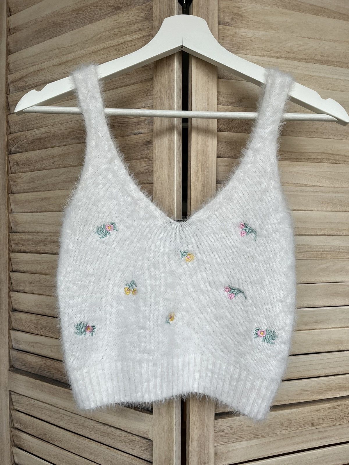 New Look Crop Top White with Small Flowers Fuzzy Size M Size M / US 6-8 / IT 42-44 - 1 Thumbnail