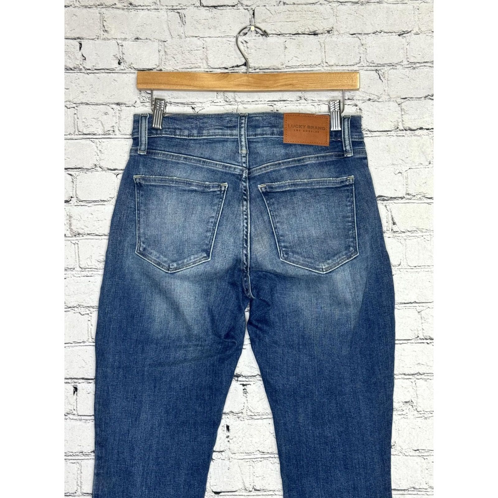 Lucky Brand Lucky Brand Women's Skinny Jeans Size 28x29 Denim Blue Medium Wash Regular Inseam 29 28in 8 Button Closure/Accents Casual Pants Jeans Womens Size 28" / US 6 / IT 42 - 7 Thumbnail