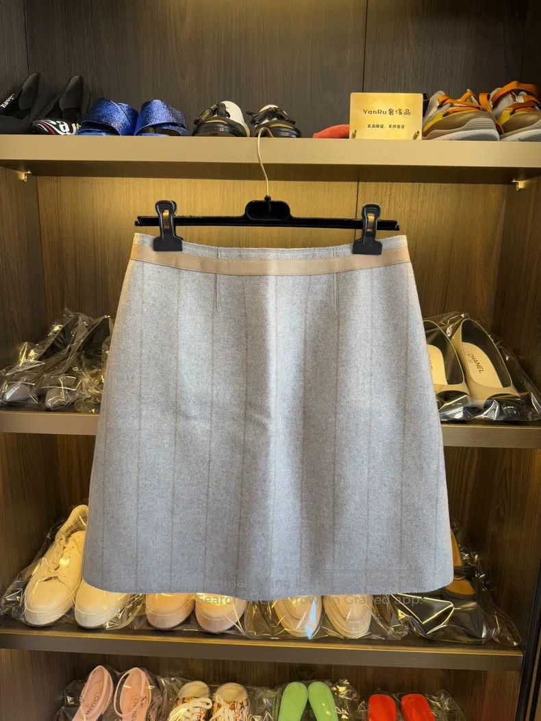 Loro Piana Loro Piana Cashmere Skirt with Lamb Leather Waist Decor Size 27" / US 4 / IT 40 - 2 Thumbnail