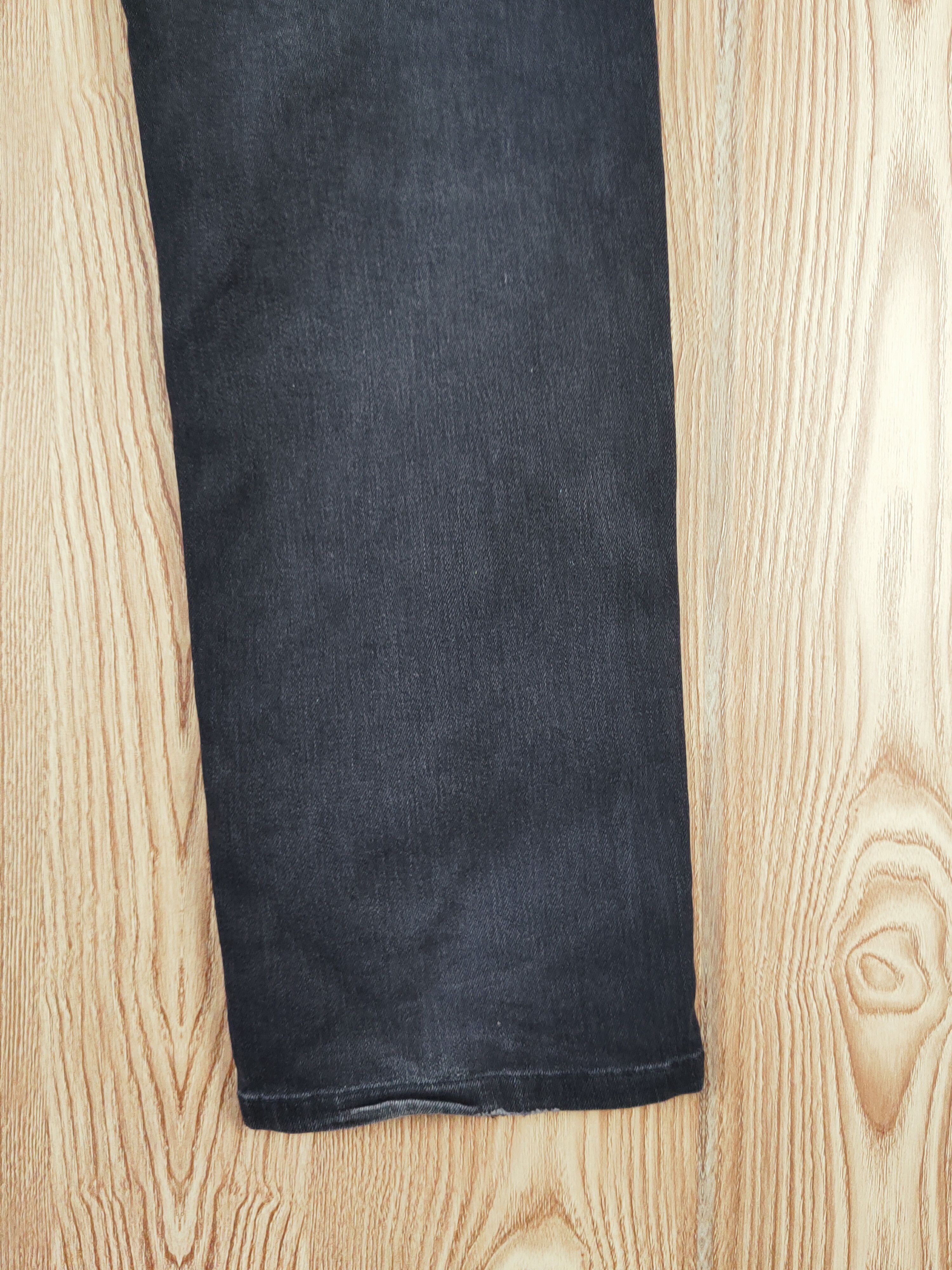 Japanese Brand Uniqlo Black Distressed Ripped Jeans #W073 Size US 31 - 12 Thumbnail