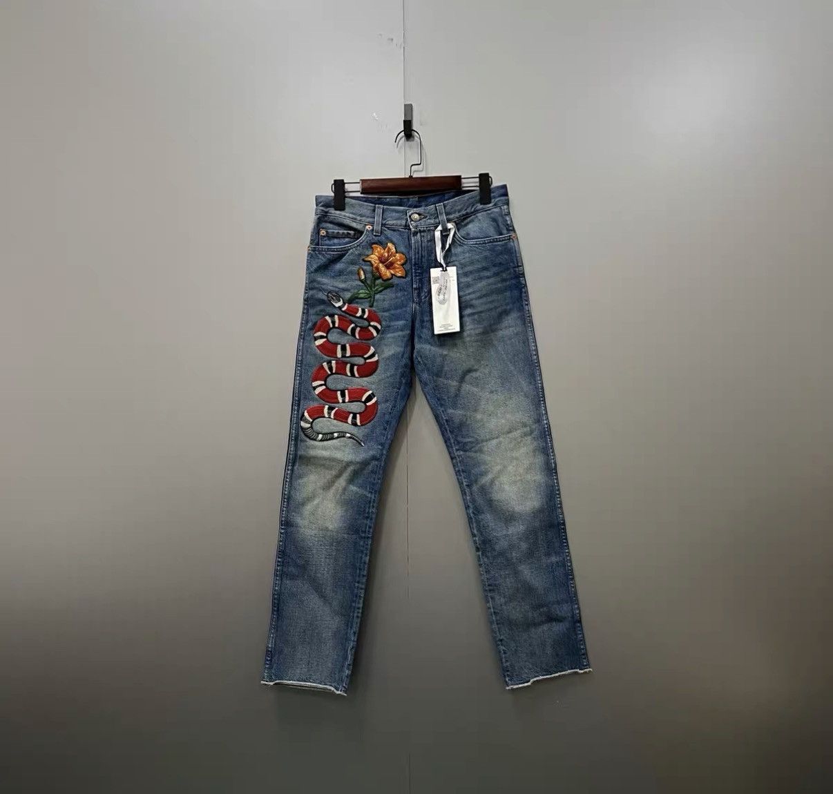 Gucci Gucci Snake & Floral Embroidered Jeans J41 Size 26" / US 2 / IT 38 - 1 Thumbnail