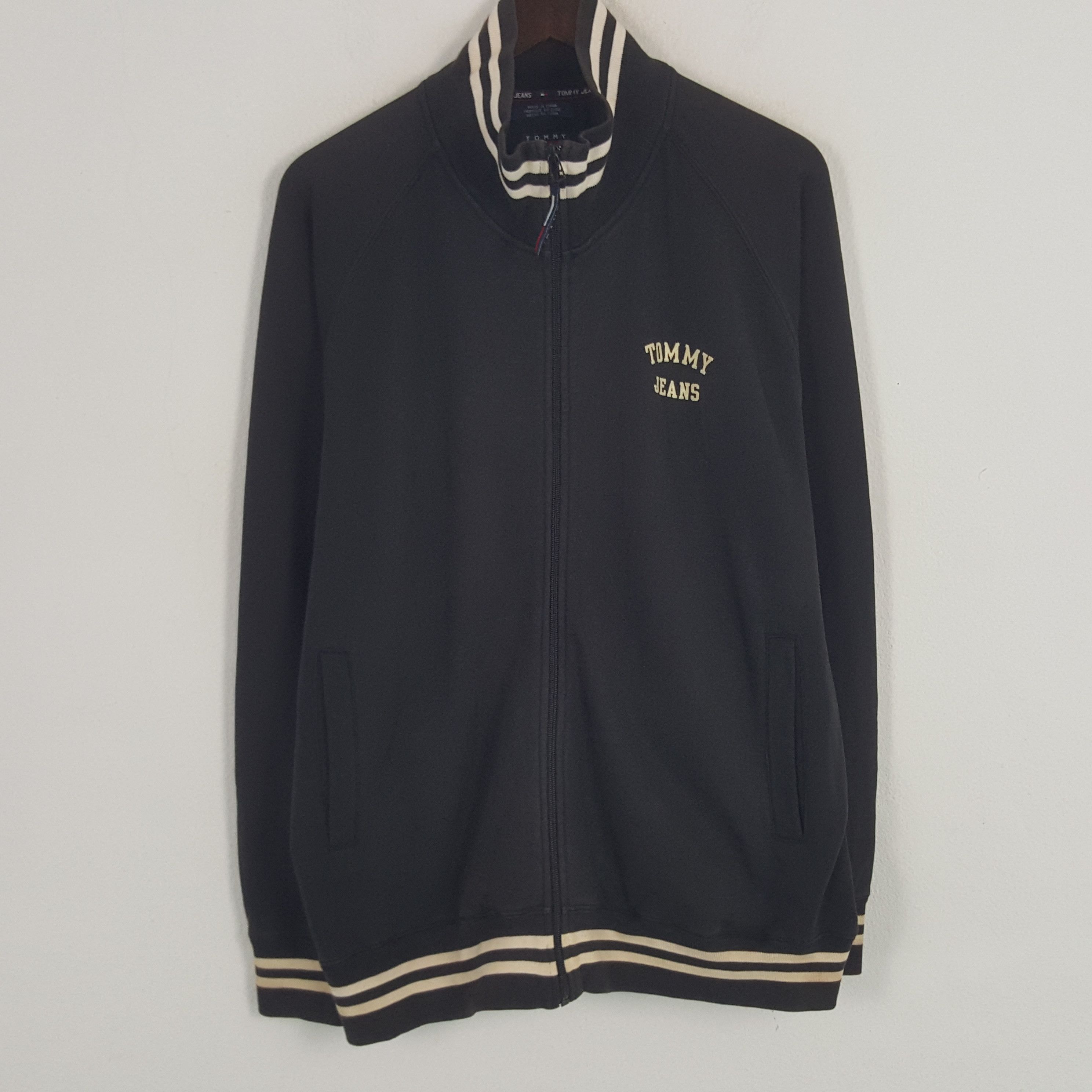 Tommy Jeans × Vintage Vintage Tommy Jeans Patch Logo Zipper Sweater Jacket Size US L / EU 52-54 / 3 - 1 Thumbnail