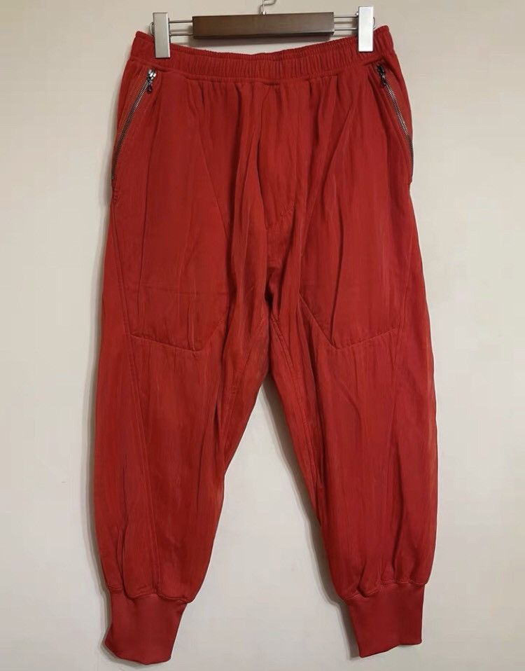 JULIUS CLEAVE HEM OVER CROTCH PANTS