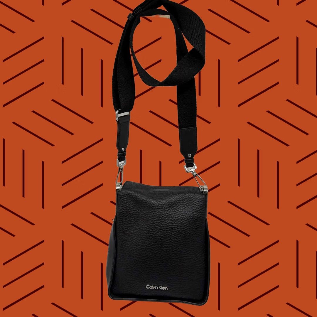 Calvin Klein Pre-Owned Calvin Klein Black Pebbled Crossbody Size ONE SIZE - 1 Thumbnail
