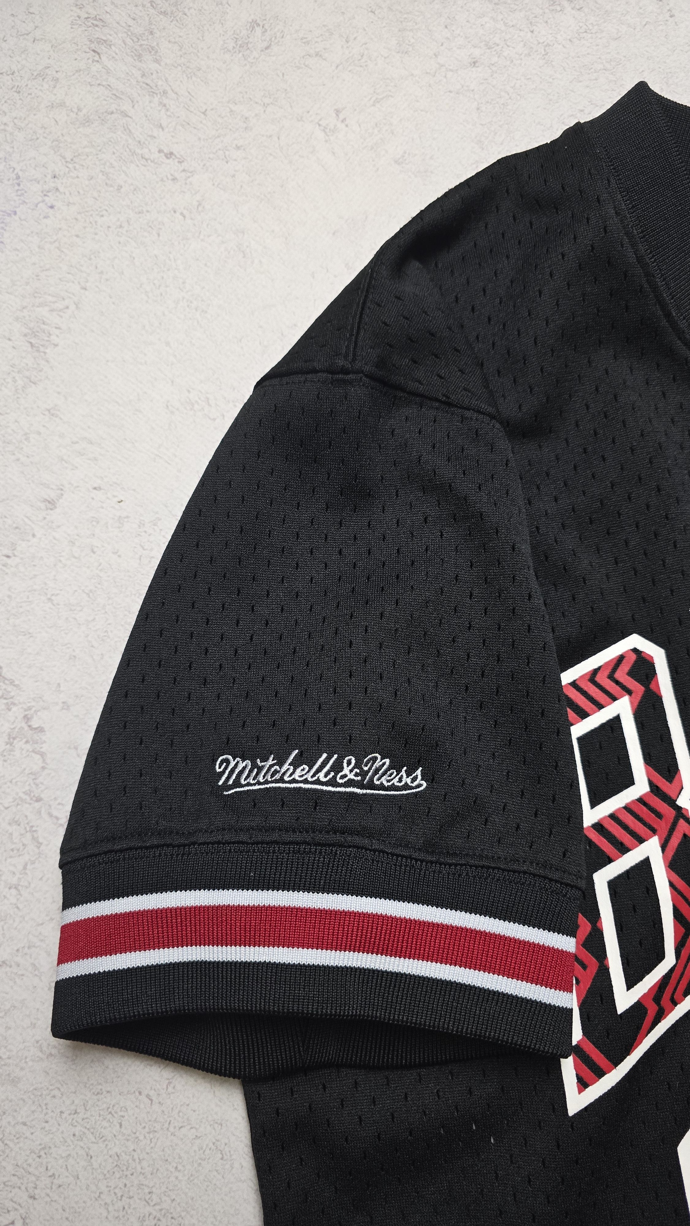 Mitchell & Ness Chicago Bulls Scottie Pippen #33 Name & Number Crewneck HWC Size US M / EU 48-50 / 2 - 12 Thumbnail