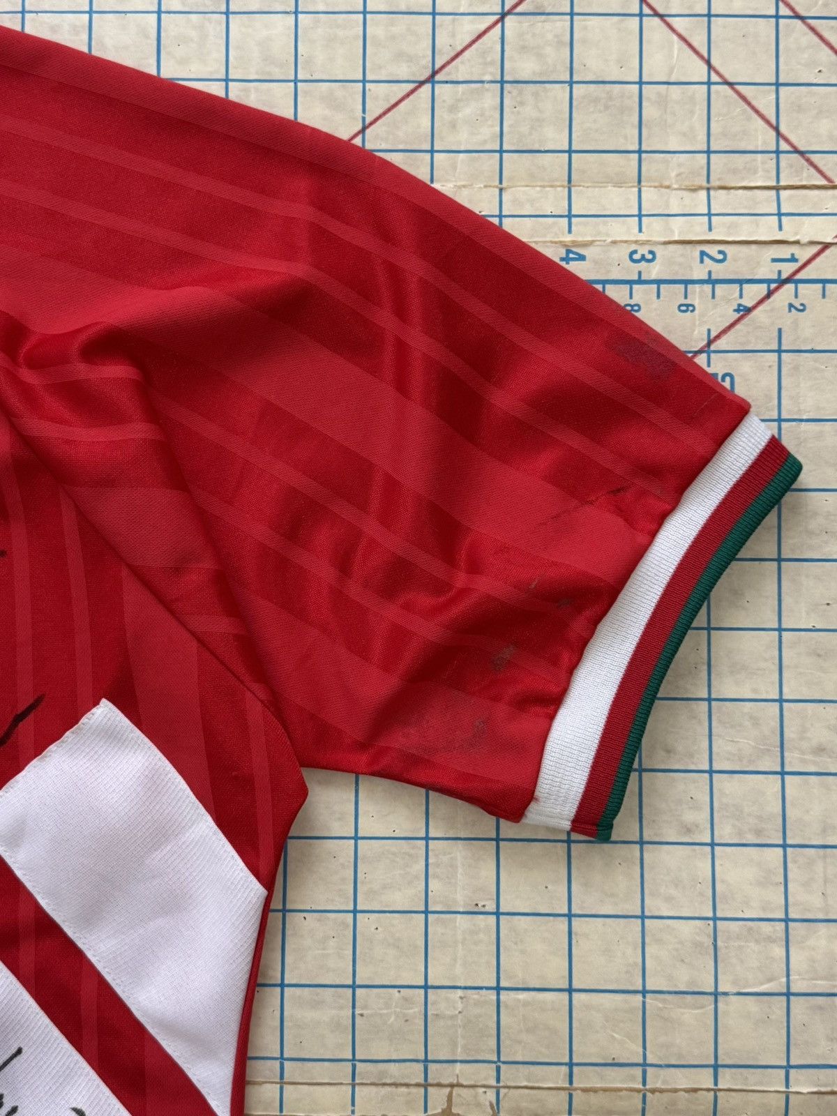Adidas × Vintage Vintage Adidas Equipment Liverpool Signed Jersey Red Medium Size US M / EU 48-50 / 2 - 7 Thumbnail