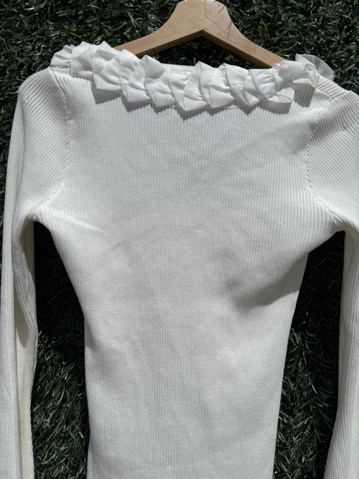 Designer Chic White Ribbed Sweater with Ruffle Detail Size M / US 6-8 / IT 42-44 - 2 Thumbnail