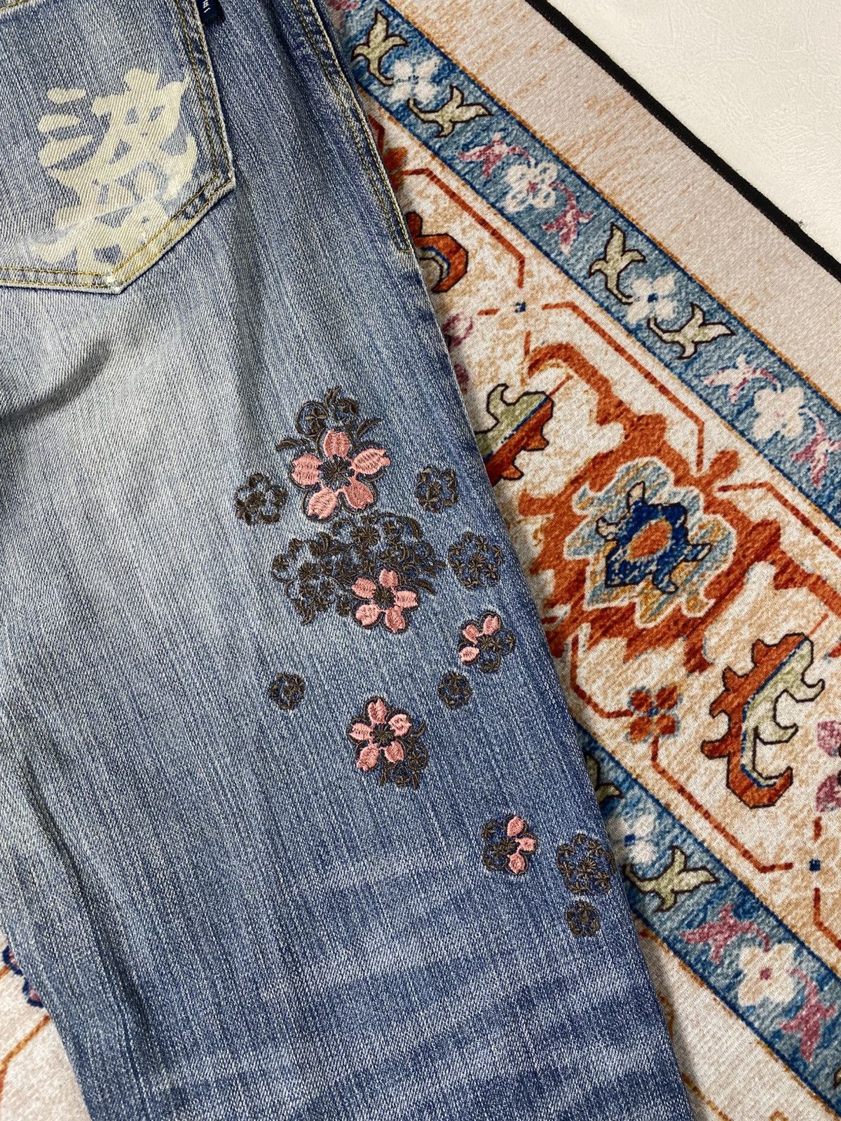 Karakuri Tamashii Flowers Distressed jeans pants Size US 35 - 11 Thumbnail