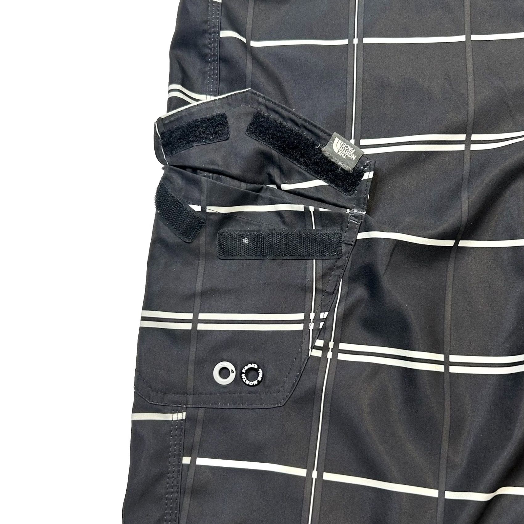 The North Face VINTAGE The North Face Board Shorts Mens 38 Black White Plaid Cargo Pocket Size US 38 / EU 54 - 3 Thumbnail