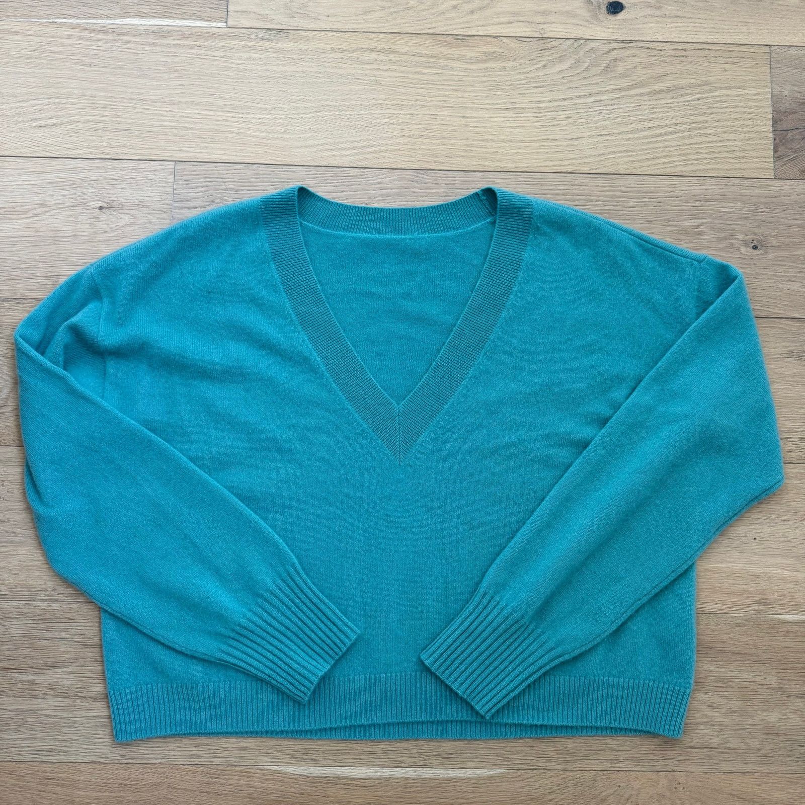 INTERMIX Intermix Elroy V-Neck Soft Oversized Cashmere Green Sweater Size XL / US 12-14 / IT 48-50 - 8 Thumbnail