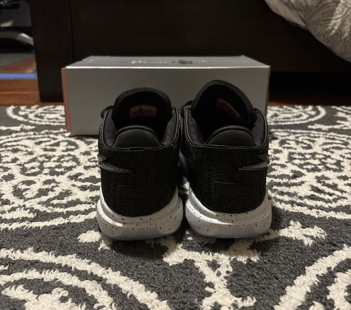 Nike Lebron XX Black/Metallic Gold-White Size US 9.5 / EU 42-43 - 5 Thumbnail