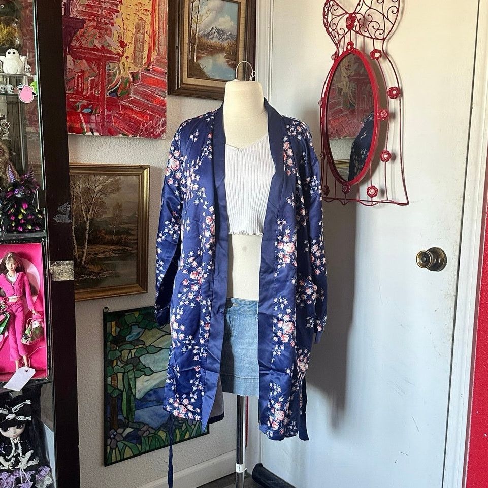 Other morgan lane fabfitfun dark blue pink floral silky robe Size ONE SIZE - 1 Thumbnail
