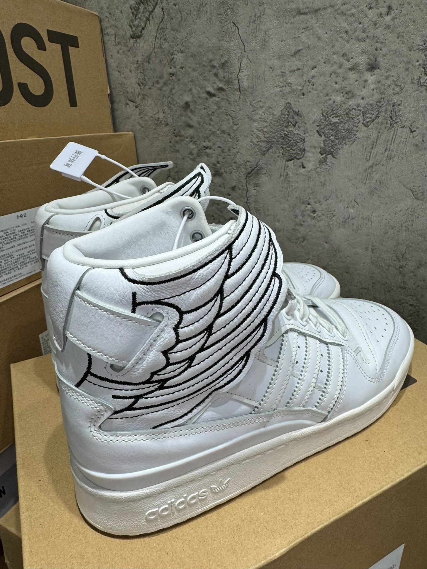 Adidas Adidas White Lowtop Sneakers 42 Men Size US 9 / EU 42 - 1 Thumbnail