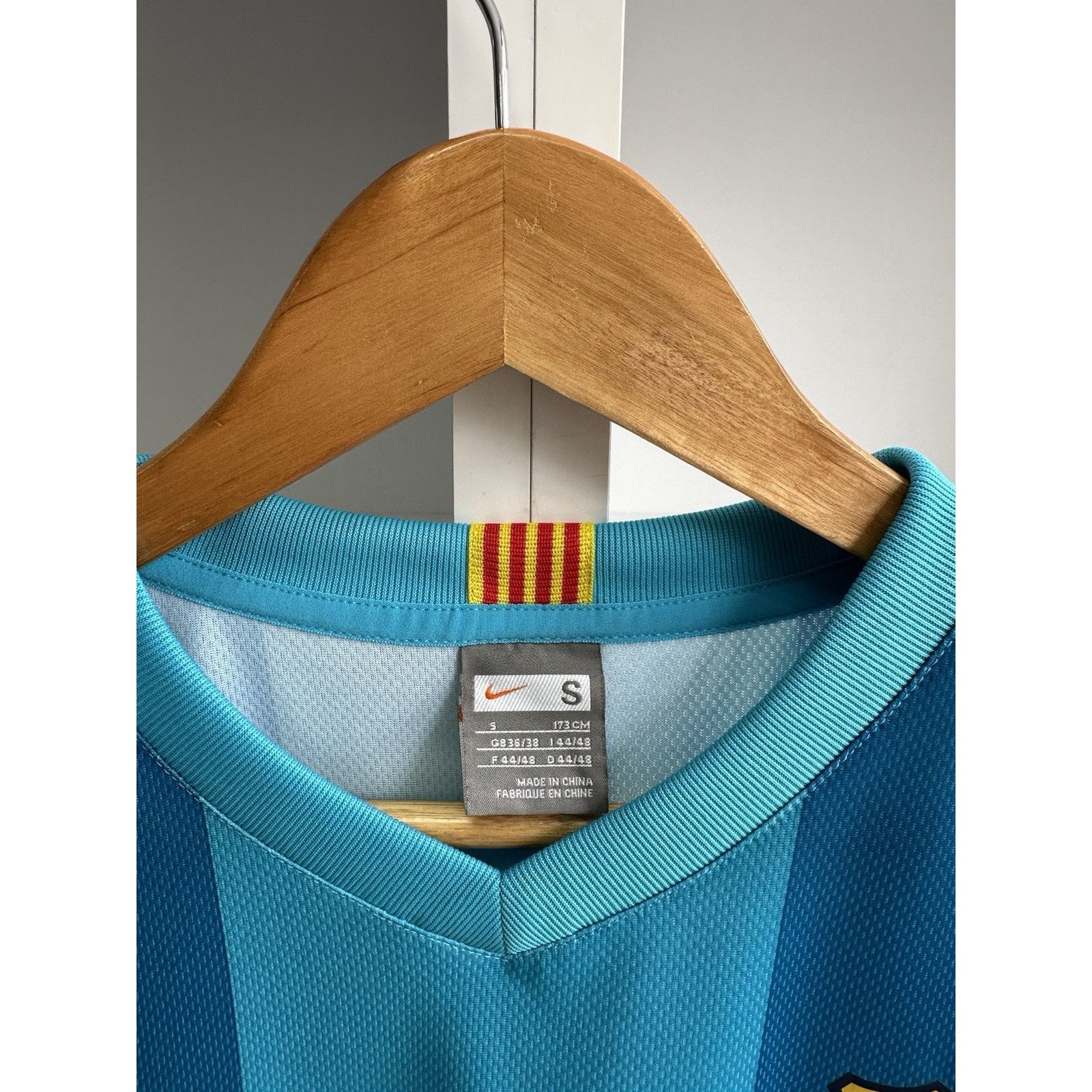 Nike BARCELONA 2007 2008 AWAY FOOTBALL SOCCER SHIRT JERSEY NIKE 2 Size US S / EU 44-46 / 1 - 4 Thumbnail