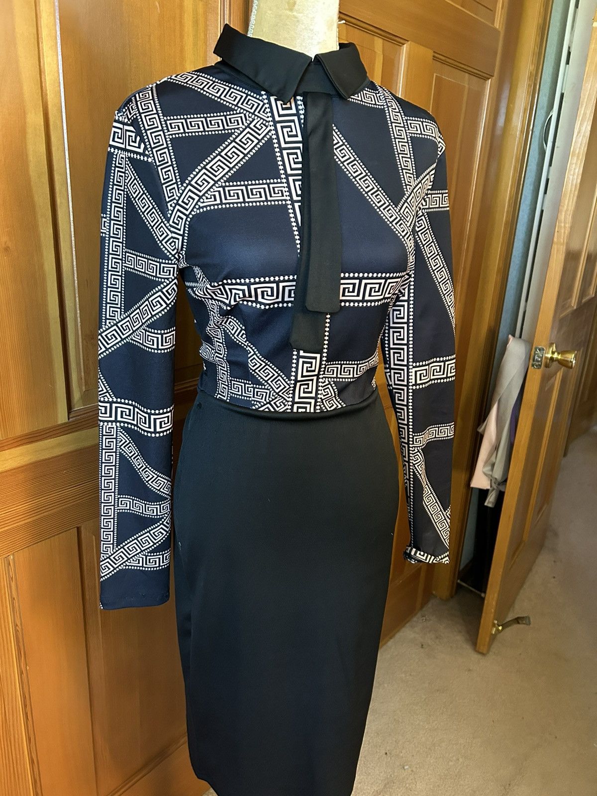 Designer × Other NWT, Lavishly Paris Women’s Sirianni V-Neck Midi Dress. Size M / US 6-8 / IT 42-44 - 3 Thumbnail
