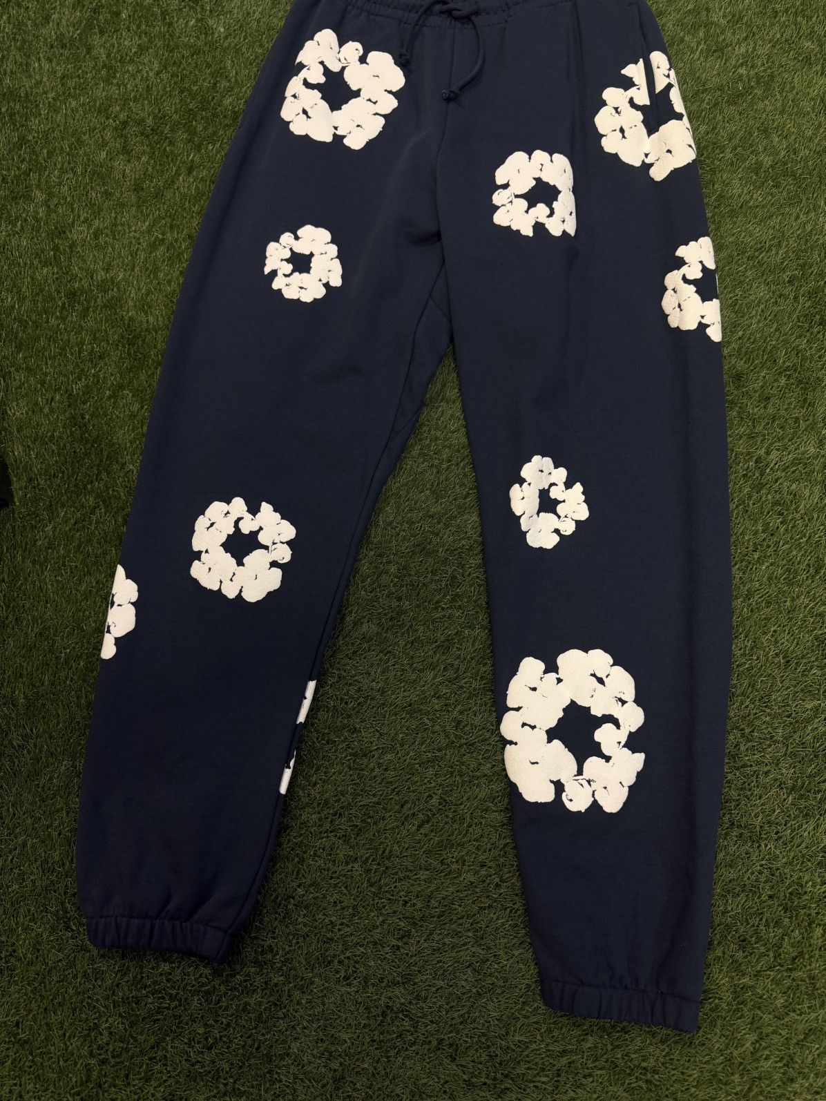 DENIM TEARS Denim Tears Cotton Wreath Sweatpants Navy Blue (M) Size US 31 - 2 Thumbnail