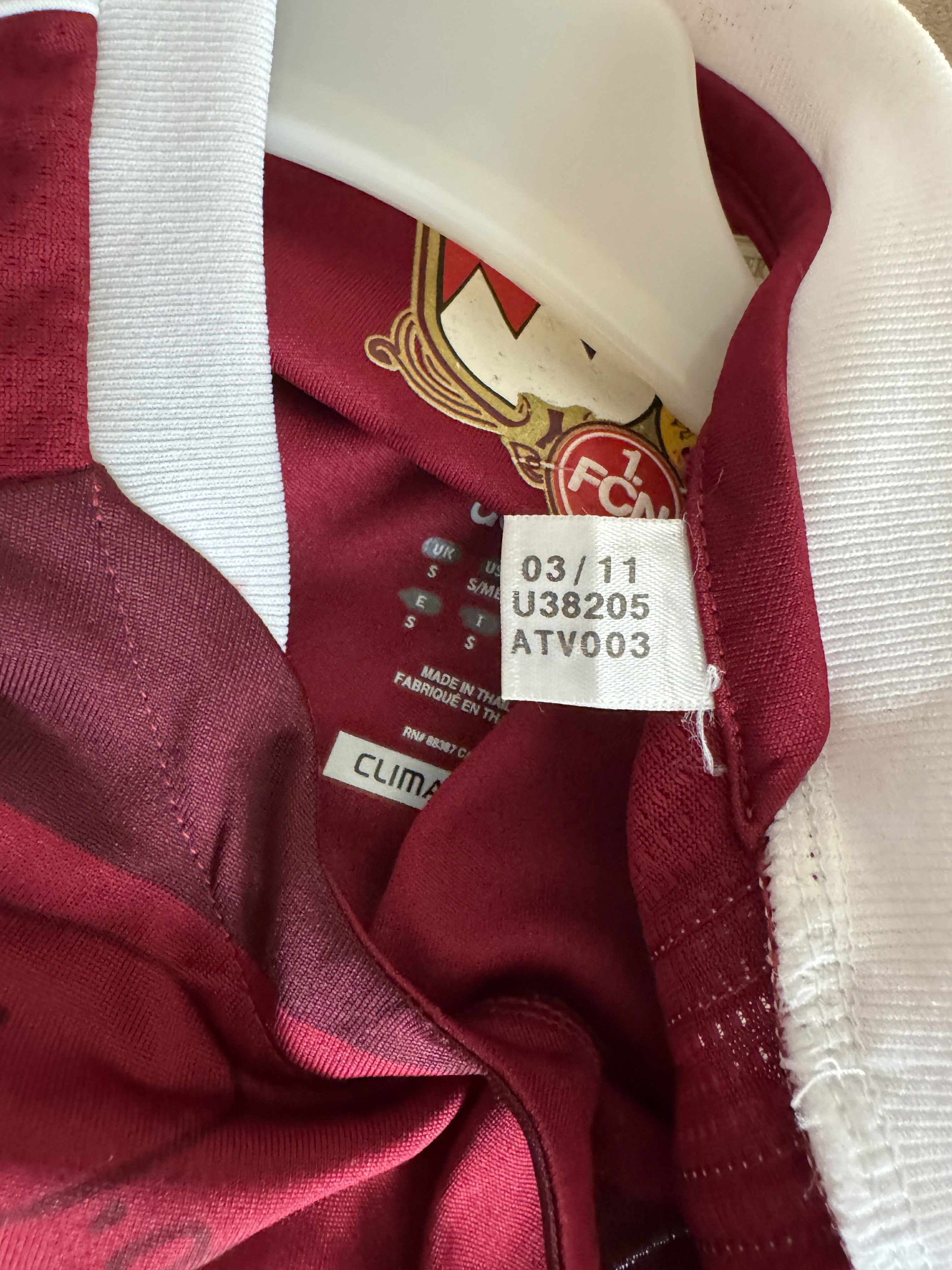 Vintage FC Nurnberg 2011/12 Home Shirt Signed All squad Size US S / EU 44-46 / 1 - 4 Thumbnail