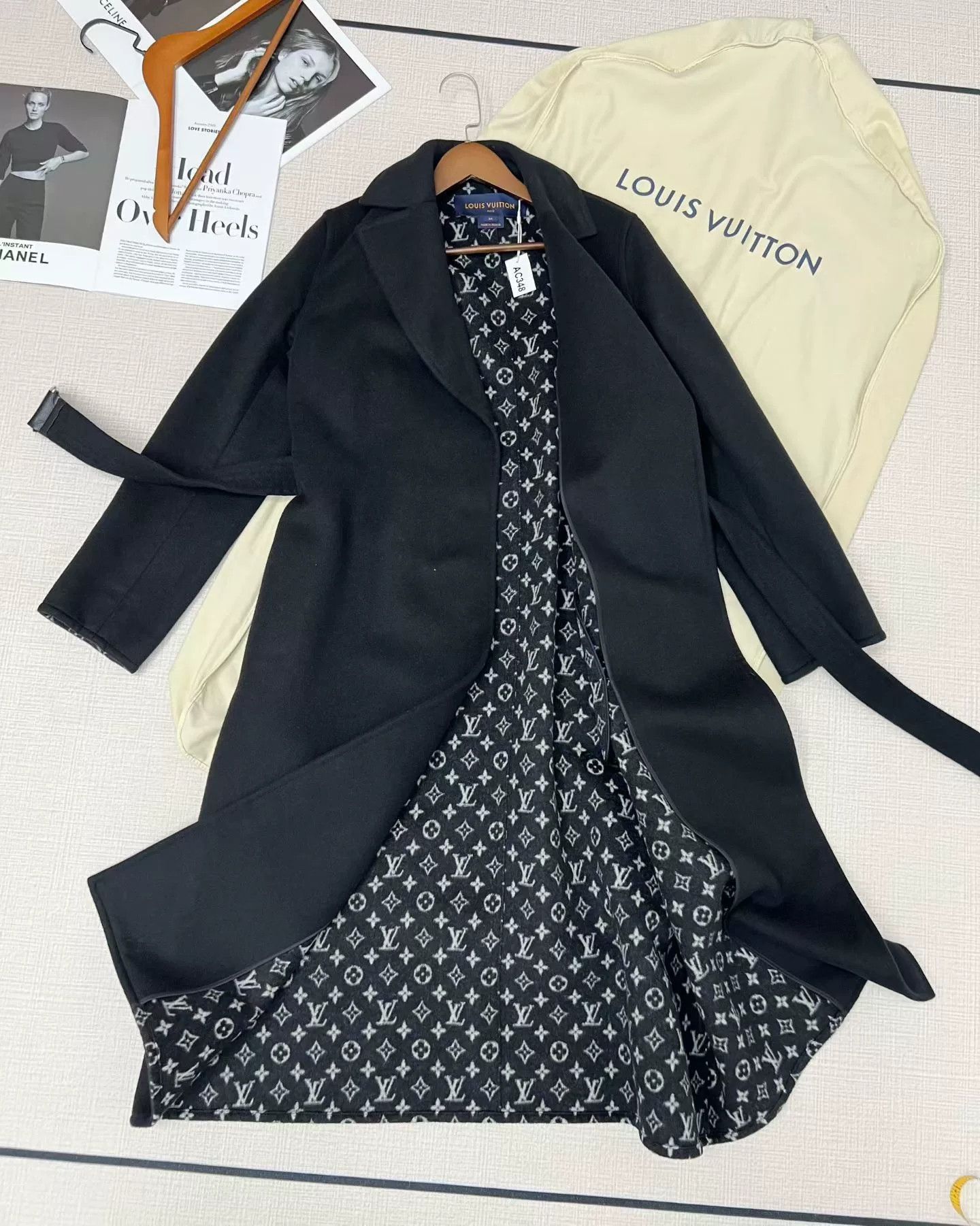 Louis Vuitton Louis Vuitton Long Coat with Logo Lining Size XXS / US 00 / IT 34 - 1 Thumbnail