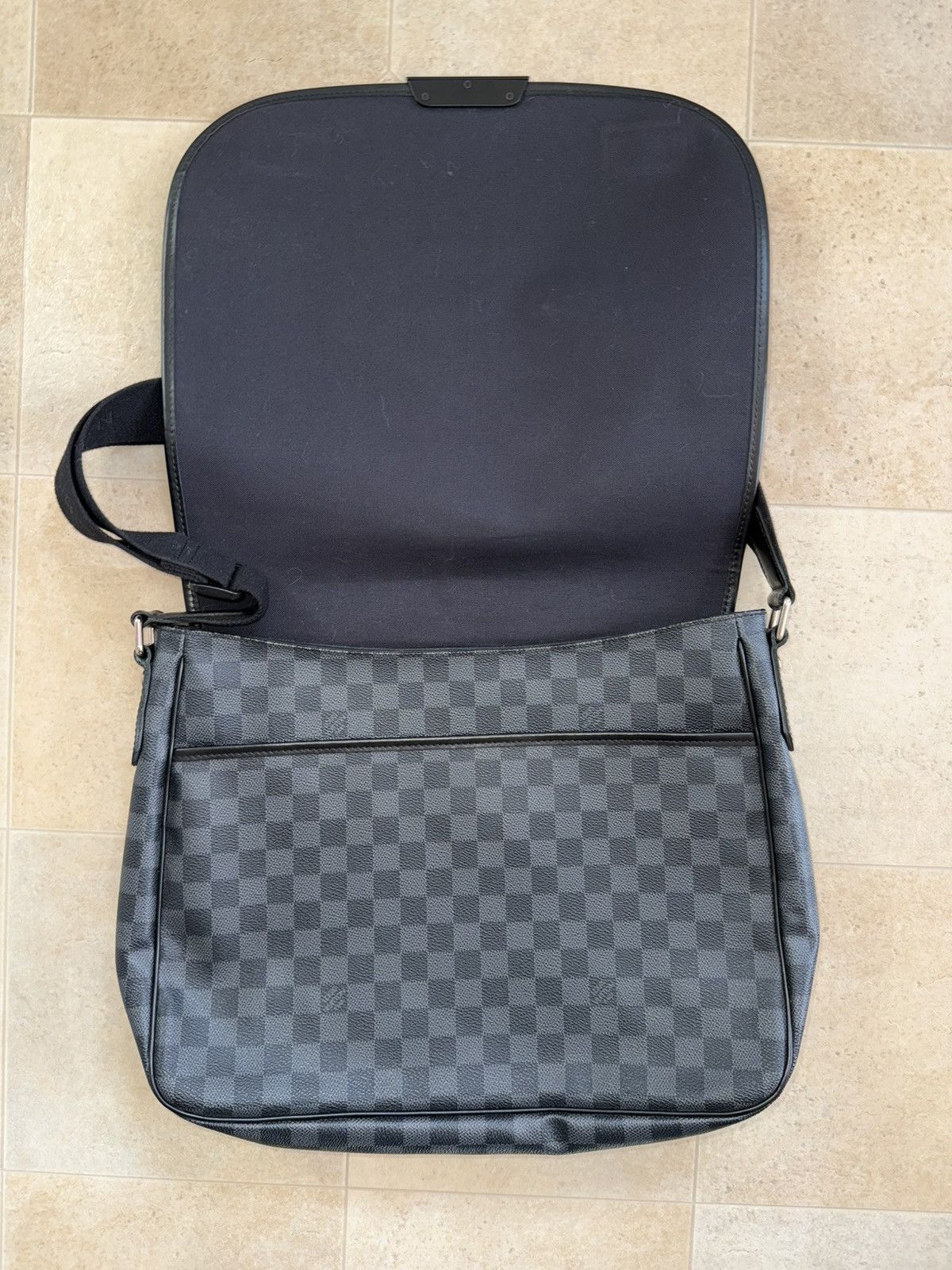 Louis Vuitton Louis Vuitton Daniel MM Damier Graphite Messenger Bag Size ONE SIZE - 5 Thumbnail