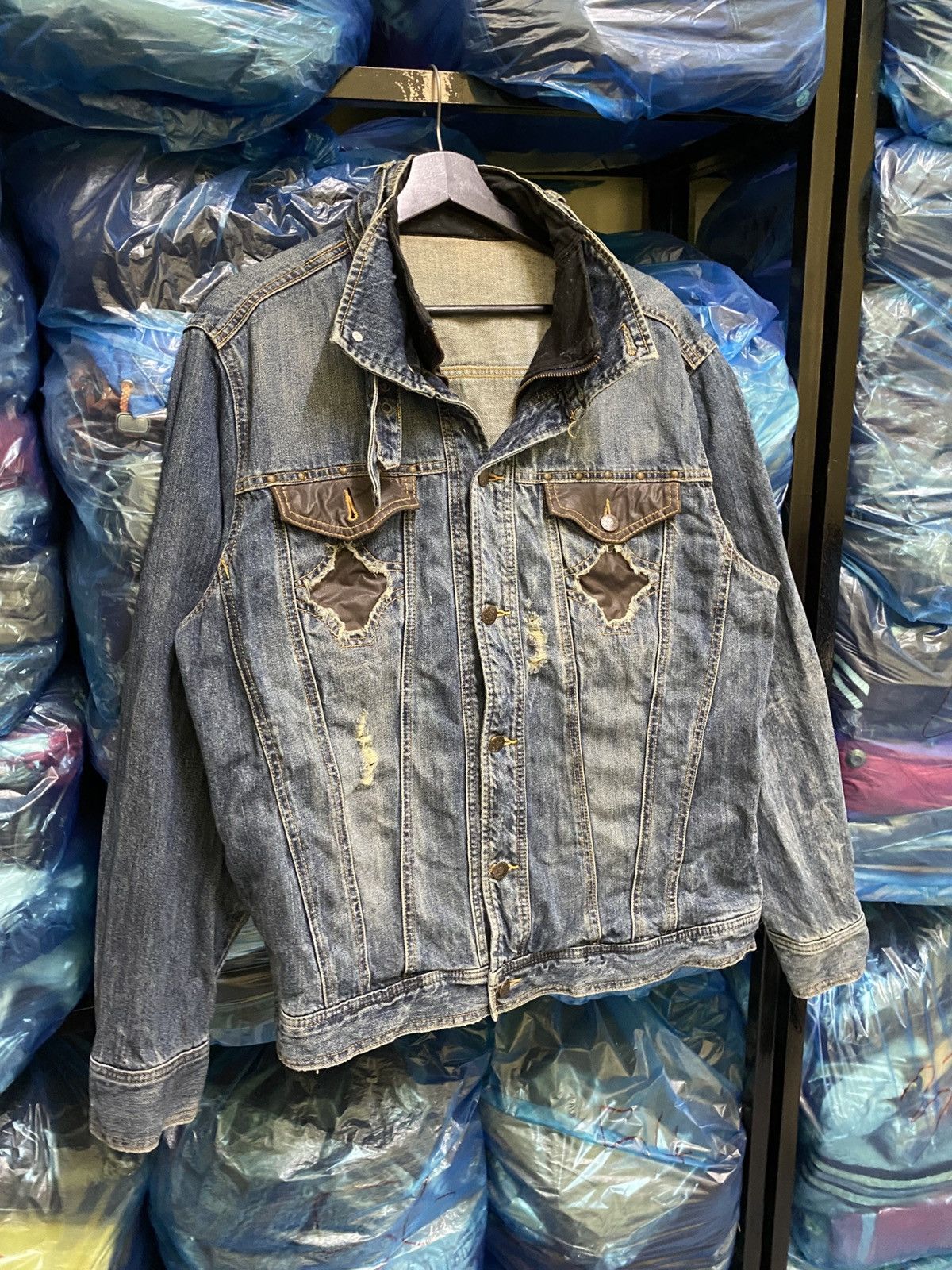 Japanese Brand Vintage Distressed Denim Jacket with Western Pocket Trim Size US L / EU 52-54 / 3 - 5 Thumbnail