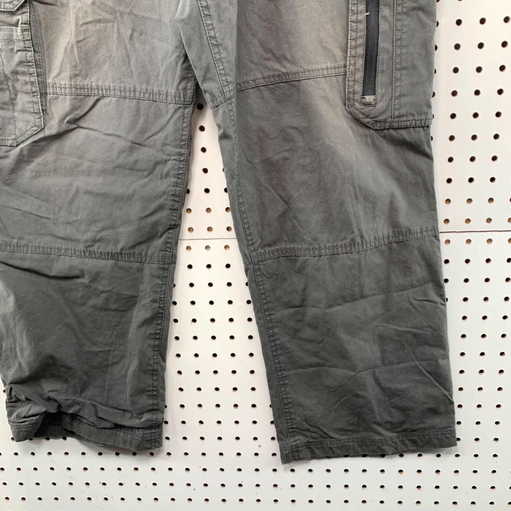 Vintage VINTAGE BC Clothing Cargo Pants Men M 34x27 Gray Cargo Pants Mens 34x27 Skateboard Baggy 90s 2000s Mens Size US 31 - 6 Thumbnail