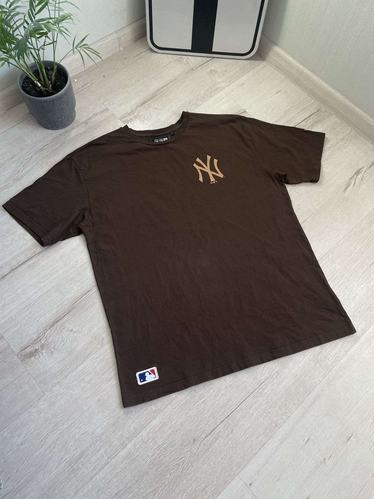 MLB × New Era Boxy Tee New York Yankees Logo New Era T-Shirt Y2k Rap Size US L / EU 52-54 / 3 - 4 Thumbnail