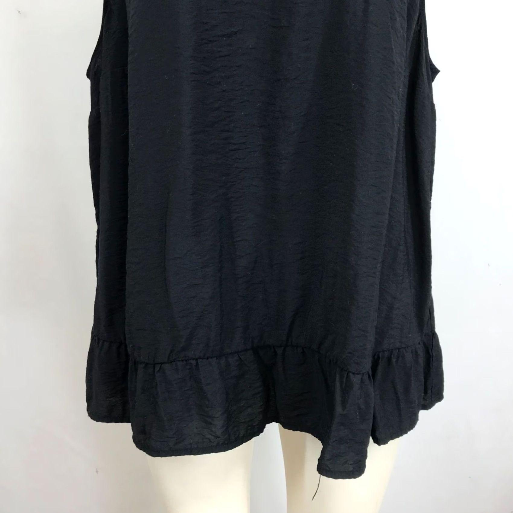 Torrid Torrid Black Round Neck Rayon Blend Ruffle Top Womens Size 1 Size XS / US 0-2 / IT 36-38 - 3 Thumbnail